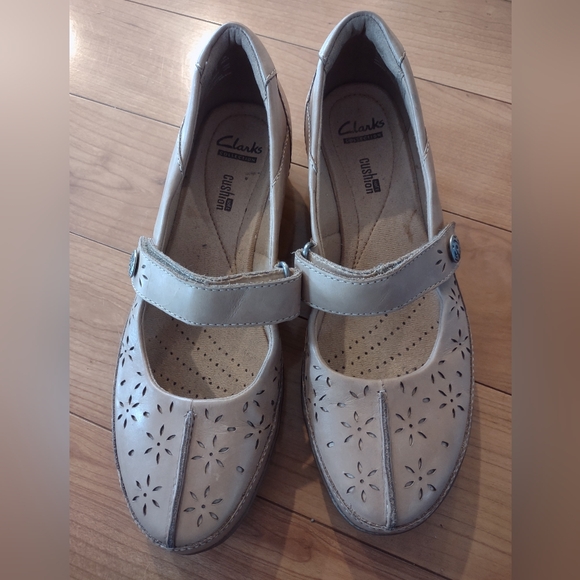 Clarks Shoes - Clarks Collection Women's Mary Jane Shoe Size 8 M Laser Cut Brown Leather Wedge